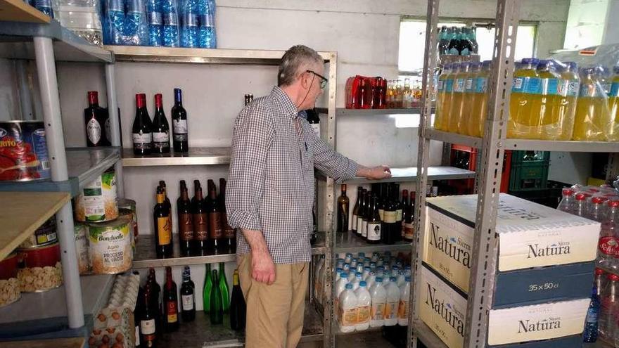 Un hostelero muestra el almacén en el que le entraron a robar el pasado mes de junio.