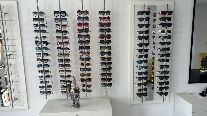IMG 20241213 WA00011331 Ópticas ha abierto este mes un establecimiento en la calle San Agustín, 22 de Épila, con un amplio catálogo de monturas y lentes.