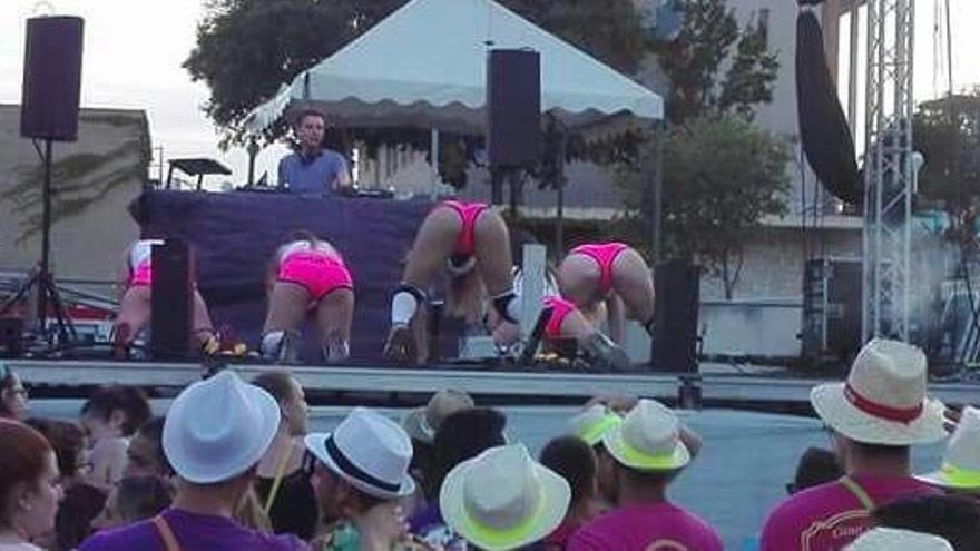 Xàbia pide perdón por un espectáculo «sexista» de chicas contoneando la pelvis