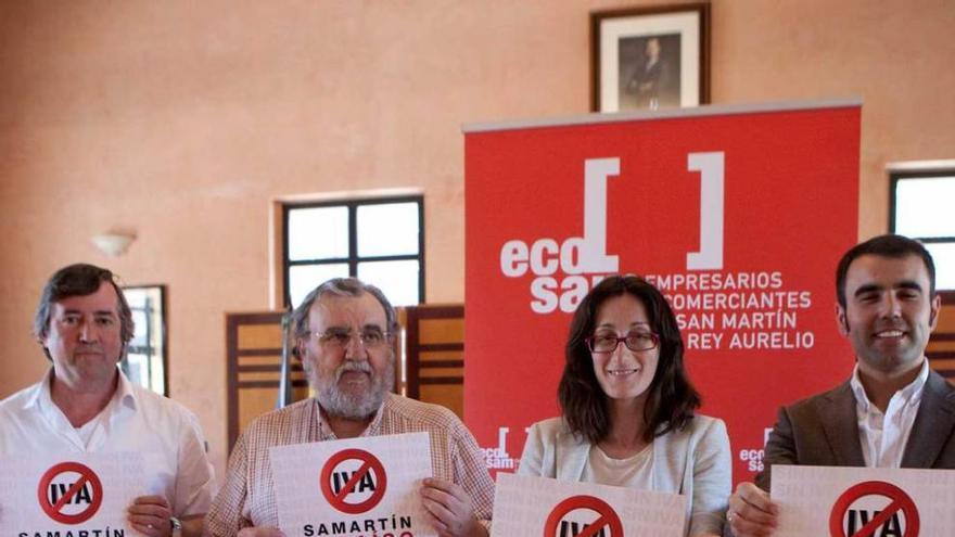 Por la izquierda, Alfonso Orviz, Ricardo Antuña, Cintia Ordóñez y Fernando Antuña, ayer, en el Ayuntamiento de San Martín.