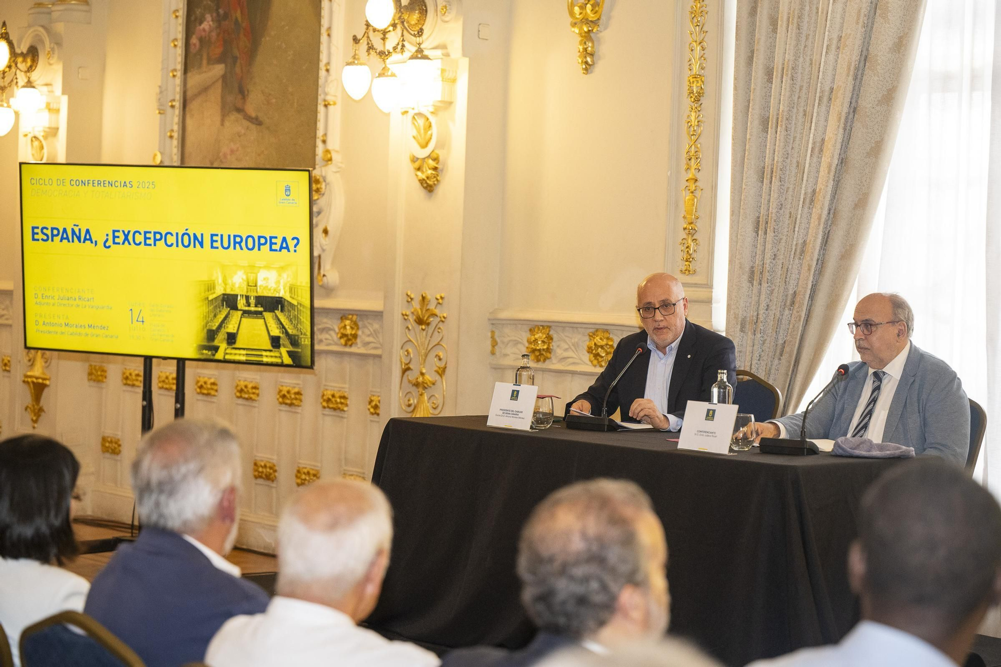 Ciclo 'Democracia y totalitarismo' en el Salón Dorado del Gabinete Literario