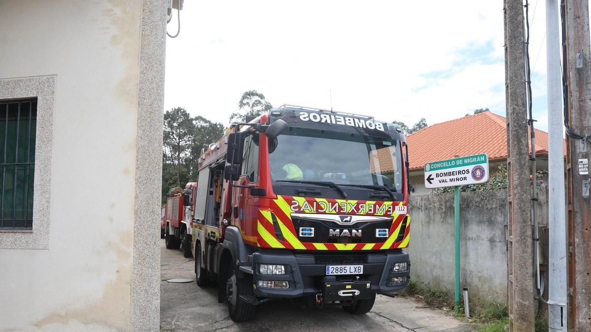 Un camión del GES junto a la base del servicio, en Nigrán.