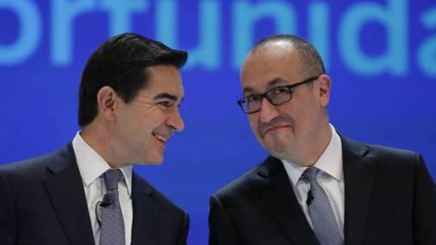 El presidente de BBVA, Carlos Torres, y el consejero, Onur Genç.