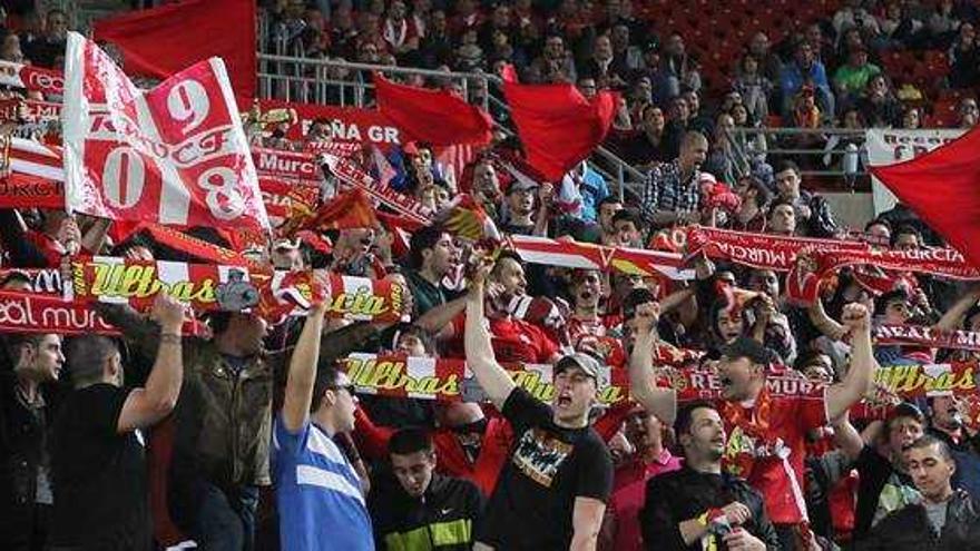 Un grupo de peñistas del Real Murcia anima durante uno de los partidos de esta temporada en Nueva Condomina.