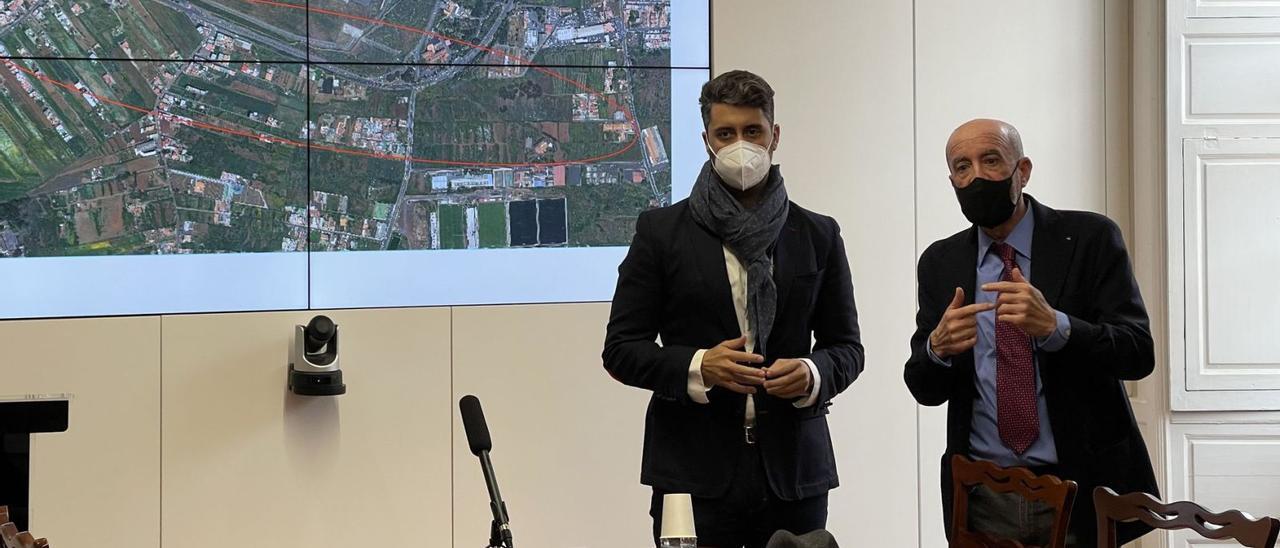 Luis Yeray Gutiérrez (i) y Santiago Pérez, alcalde y concejal de Ordenación del Territorio, respectivamente, ayer.