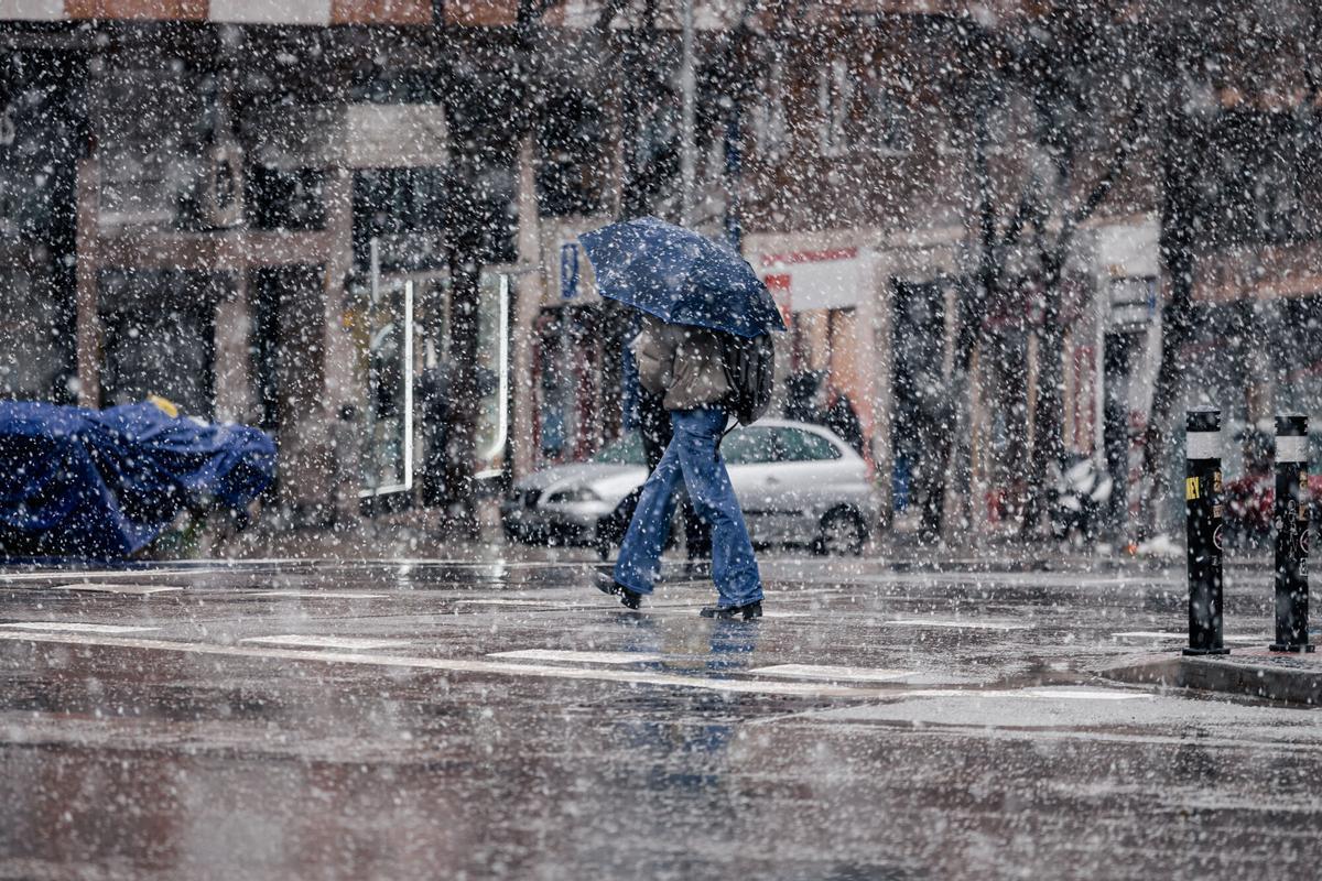 La Agencia Estatal de Meteorología (Aemet) ha activado el aviso amarillo para hoy por posibles nevadas en la Sierra de Madrid y la zona Metropolitana y Henares, a la par que ha sumado el aviso por fuertes rachas de viento también a la comarca Sur, Vegas y Oeste de la región.