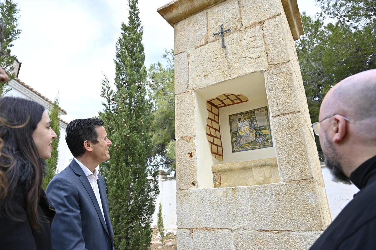 El diputado de Cultura, Alejandro Clausell, junto a la alcaldesa de Torreblanca, Tania Agut, ha inaugurado, este viernes, los trabajos de conservación de las estaciones del vía crucis.
