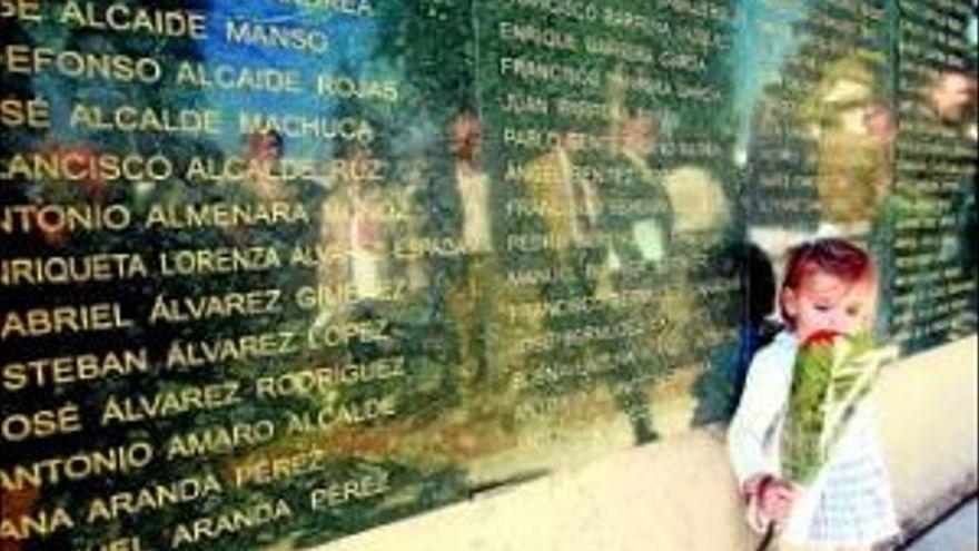 Una niña, junto a los muros de la memoria de la ciudad de Córdoba.