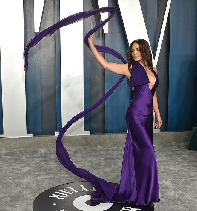 Vanessa Hudgens jugando con su vestido en los Premios Oscar 2020