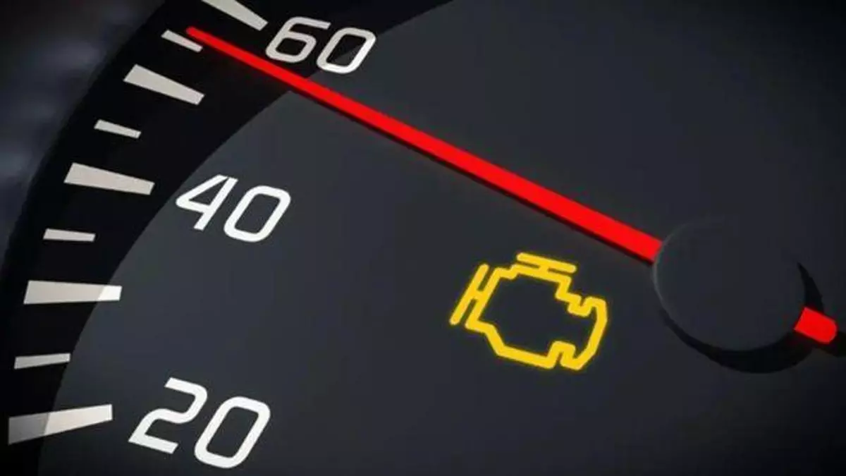 ¿Qué le pasa al coche si se enciende el temido testigo de fallo motor?