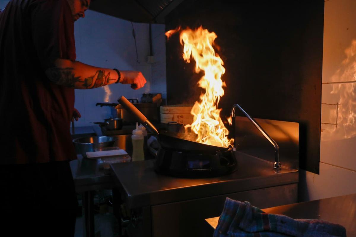 Adrián García cocinando un plato al fuego