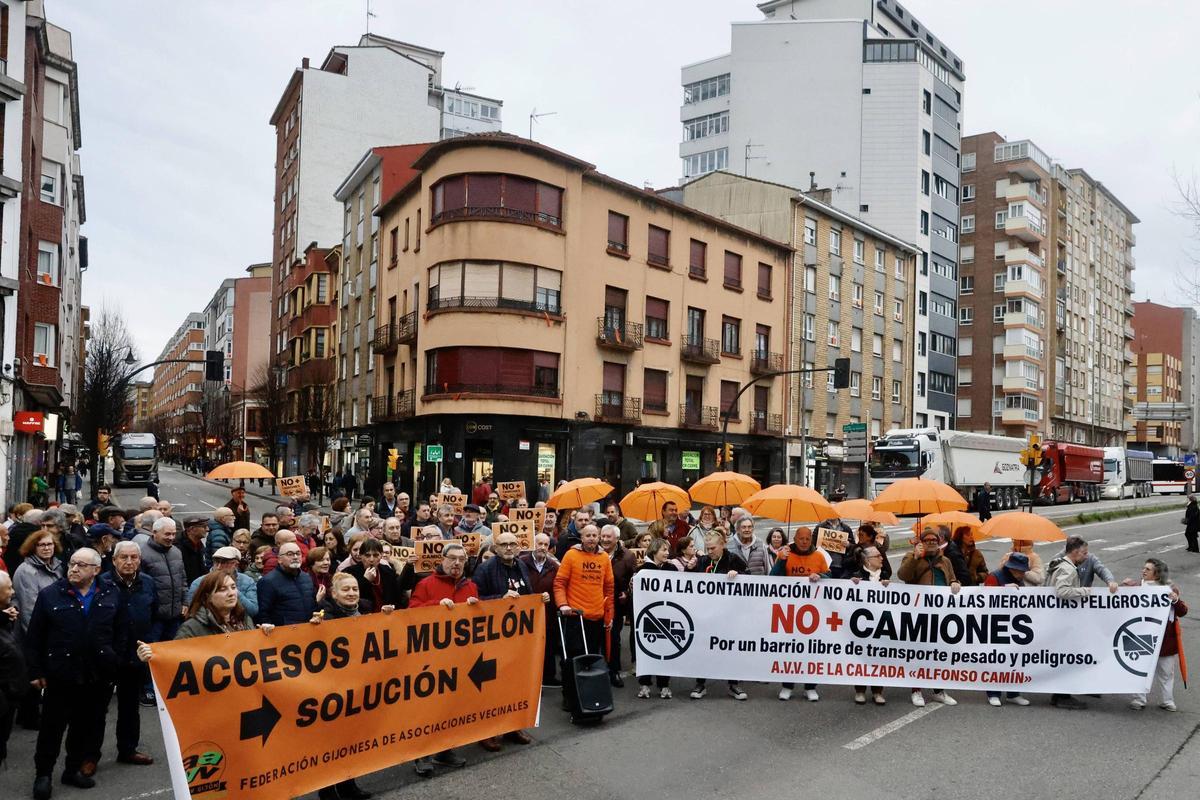 Participantes en una de las últimas concentraciones de protesta en Cuatro Caminos.