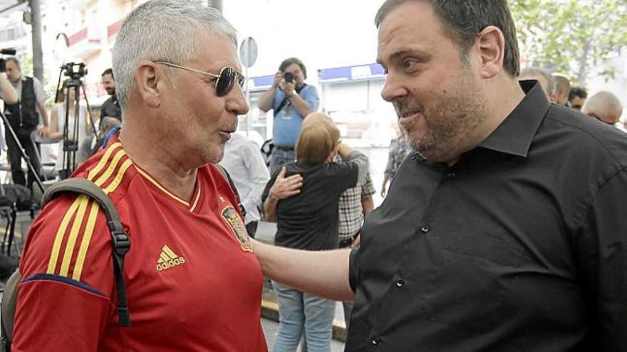 Junqueras conversa amb un seguidor de La Roja a Nou Barris