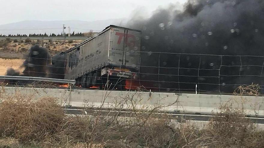 El camión ardiendo en la autovía A-3, a la altura de Requena.