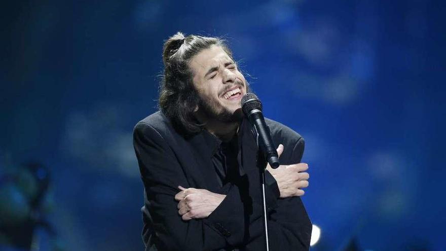 Salvador Sobral interpreta &#039;Amar pelos dois&#039; en el pasado festival de Eurovisión.