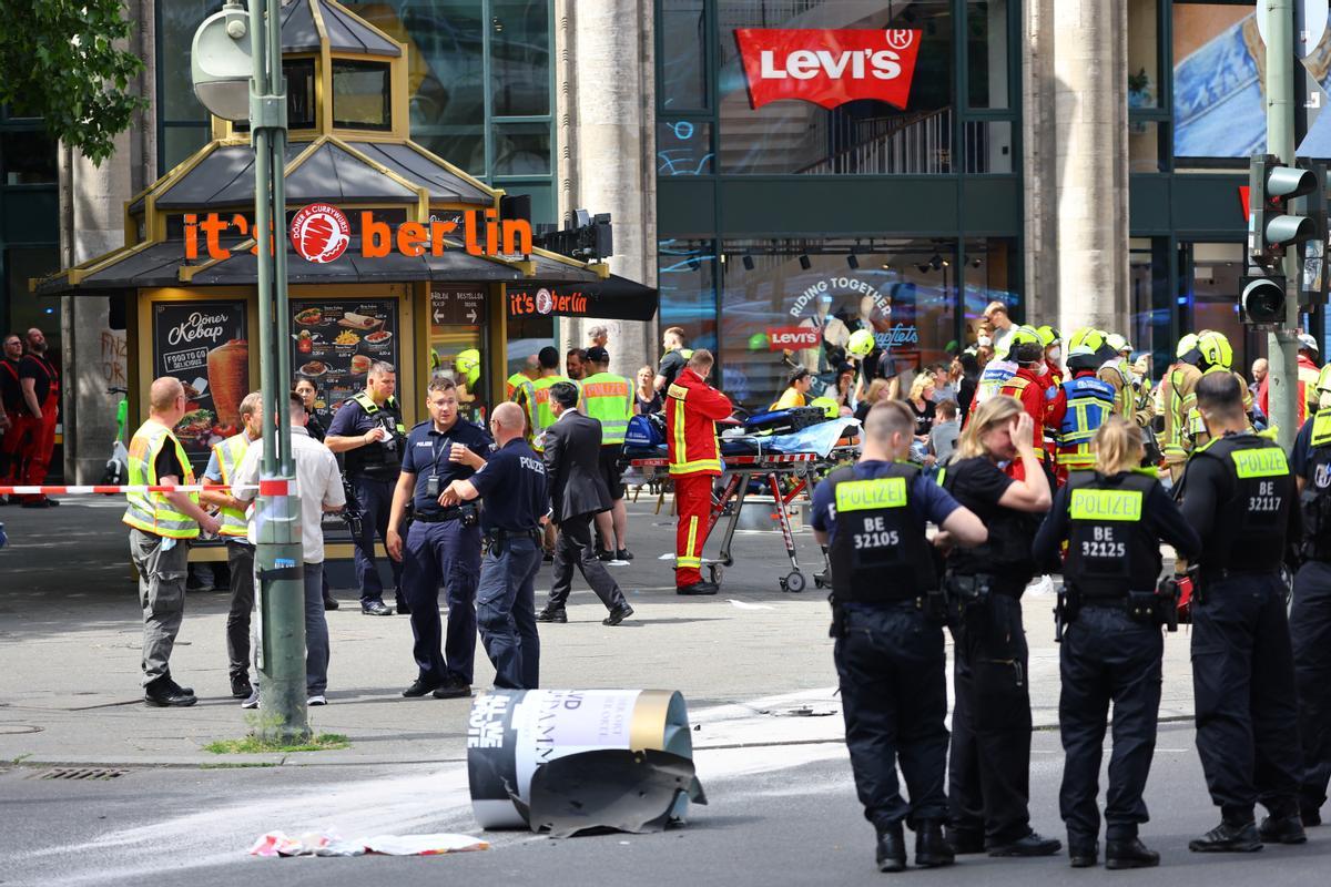 na portavoz de la policía dijo que el conductor fue detenido en el lugar después de que el automóvil se estrellara contra el frente de una tienda a lo largo de la concurrida calle comercial Tauentzienstrasse