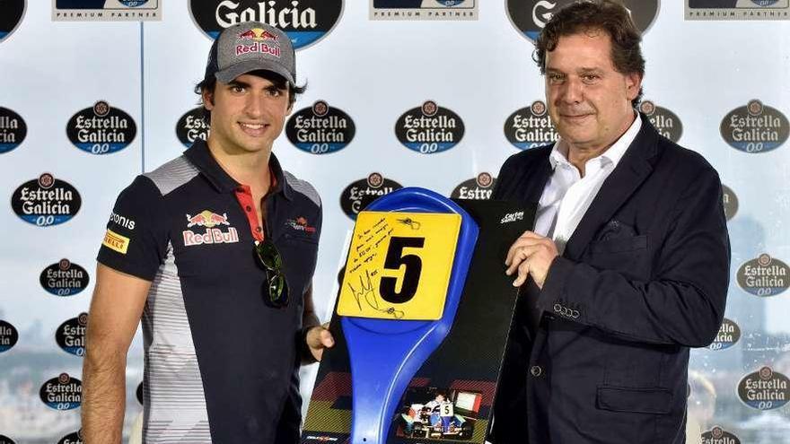 Carlos Sainz junto a Ignacio Rivera, consejero delegado de Hijos de Rivera, en una imagen de archivo.