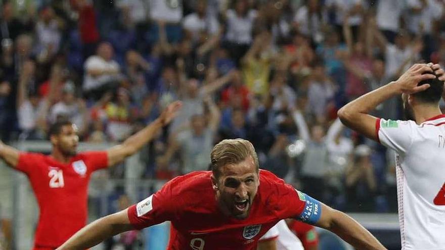 Kane celebra el segundo gol ante los tunecinos. // Reuters