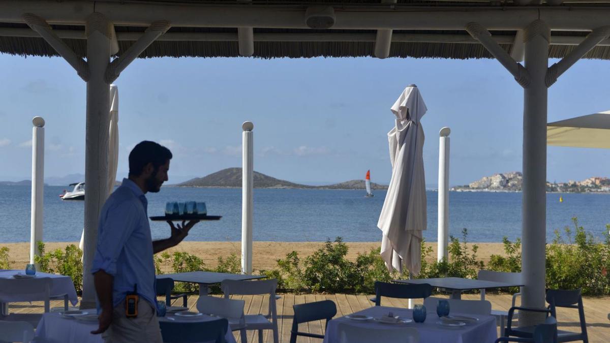 Un camarero en la terraza de un restaurante de La Manga.  | IVÁN URQUIZAR