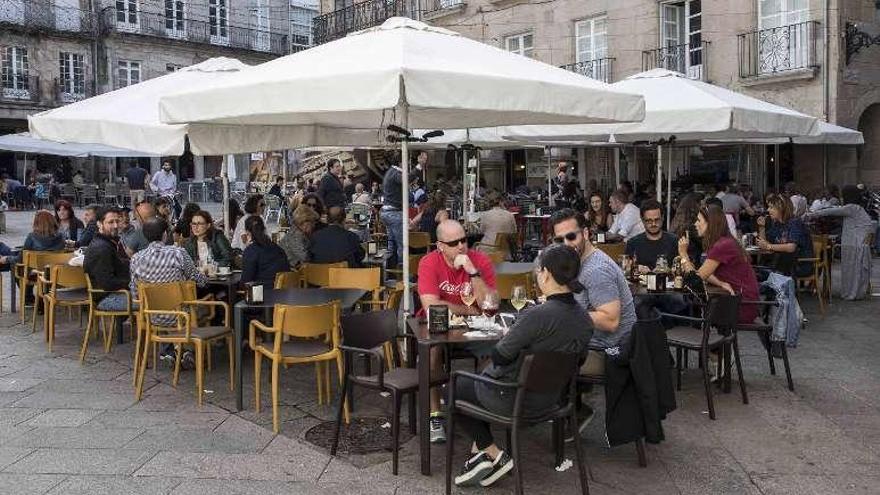 Turistas en una terraza del centro de Vigo en pleno puente. // C. Graña