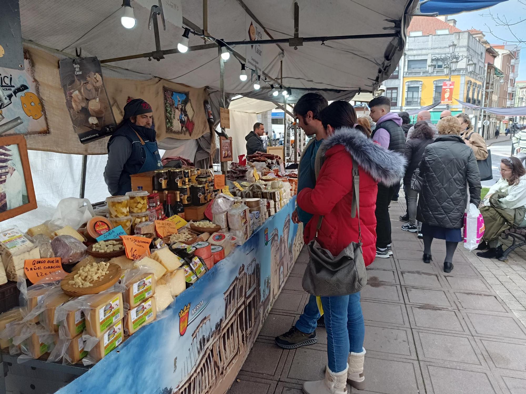 El Mercáu Polesu de Güevos Pintos, en imágenes