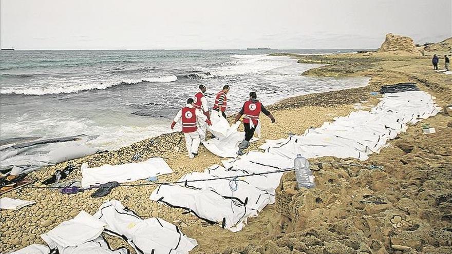 El mar devuelve a la playa los cadáveres de 74 inmigrantes en Libia