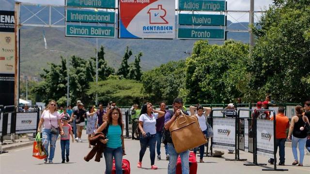 Venezolanos cruzan la frontera con Colombia, en Cucuta.