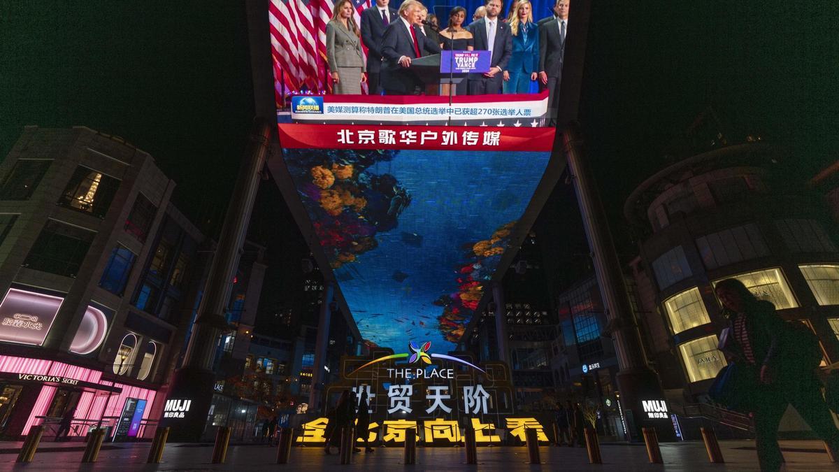 Una pantalla gigante en una calle de Pekín emite la primera comparecencia de Donald Trump tras despejarse su camino a la Casa Blanca, este miércoles.