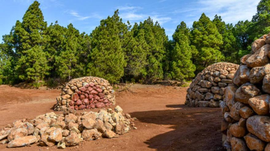 Agustín Ibarrola y Facundo Fierro comenzaron el proyecto en Garafía con amontonamiento de piedras en la montaña de Los Lisianes.