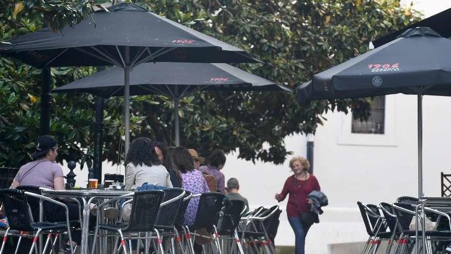 Gente tomando algo en las terrazas de la plaza de la Azcárraga.