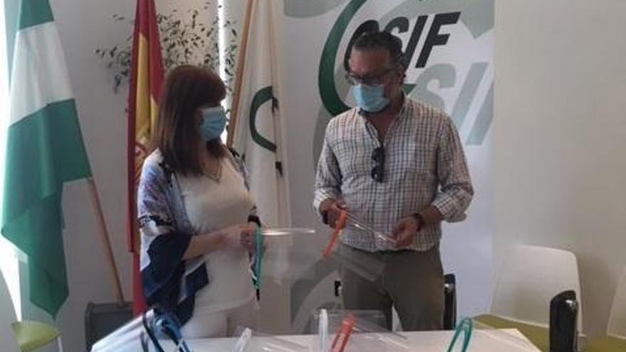 Coronavirus en Córdoba: CSIF dona 50 visores de protección a Cáritas