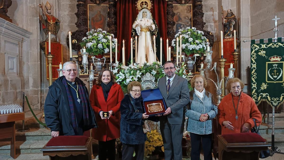 Entrega de la Medalla de Oro de los vicencianos a la Cofradía de los Ramos de Cáceres.