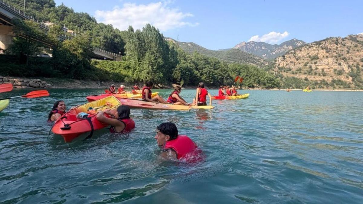 Els joves que van participar en la sortida en caiac