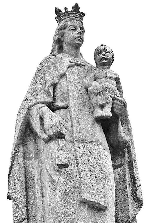 Virxe do Carme sobre a fachada principal.