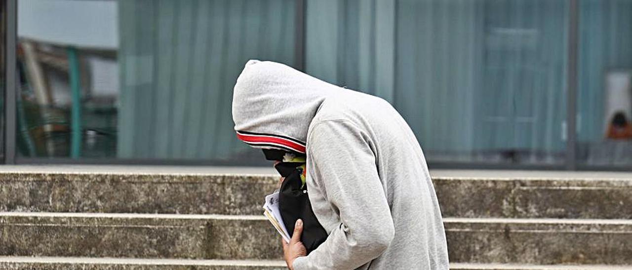 El joven detenido tras la muerte del niño, a su salida del Juzgado.