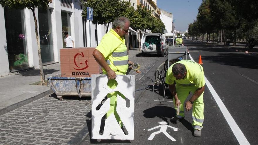 El Ayuntamiento pinta el nuevo pasillo peatonal de Ronda de Isasa