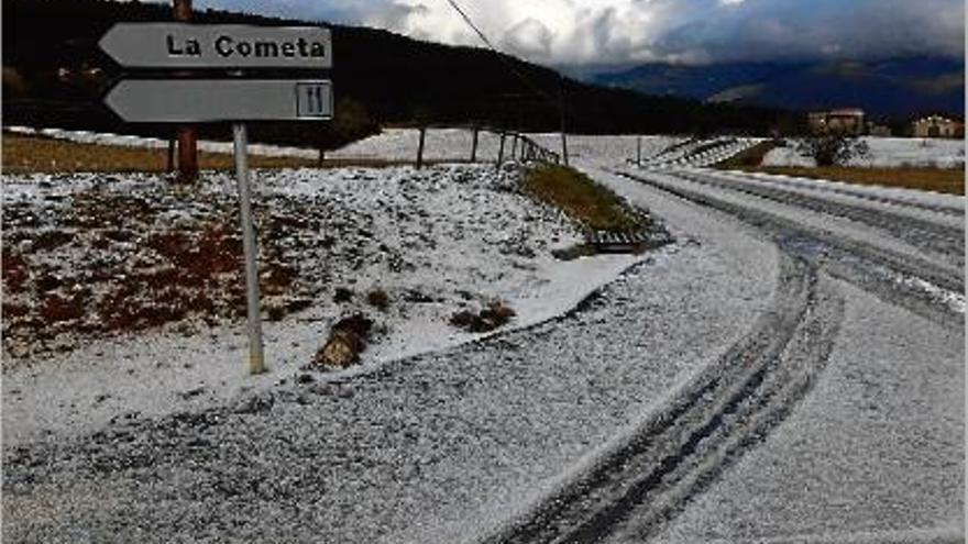 La carretera que es dirigeix a Montagut i Oix va quedar completament emblanquinada per la calamarsa.