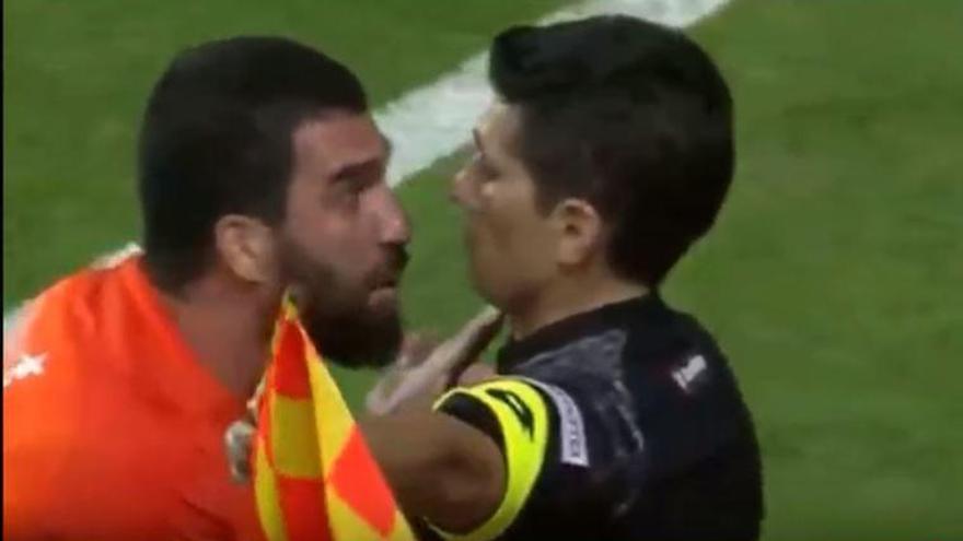 Arda Turan, sancionat amb 16 partits per agressió, amenaces i insults a un àrbitre