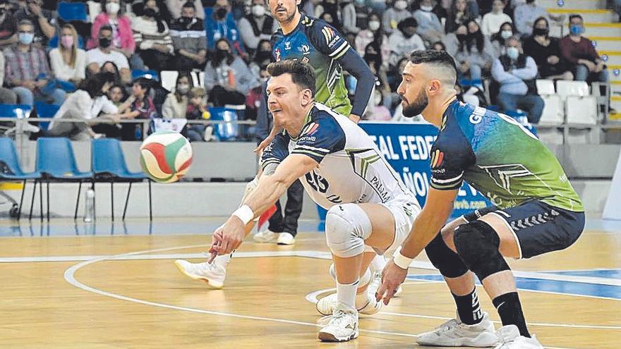 Dani Ruiz recepciona un balón de antebrazos en Son Moix.