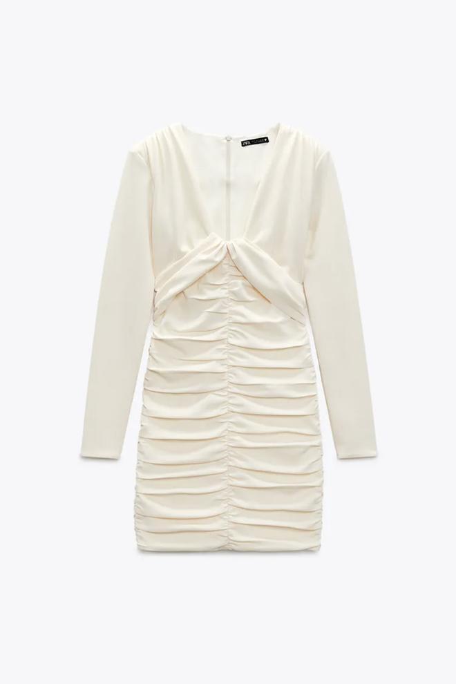 Vestido corto drapeado en blanco roto, de Zara