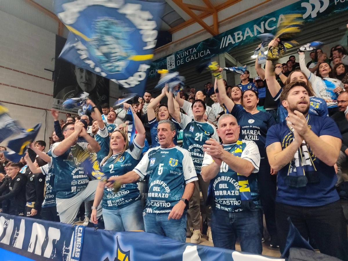 La afición del Balonmán Cangas-Frigoríficos del Morrazo en el último partido del equipo en O Gatañal.