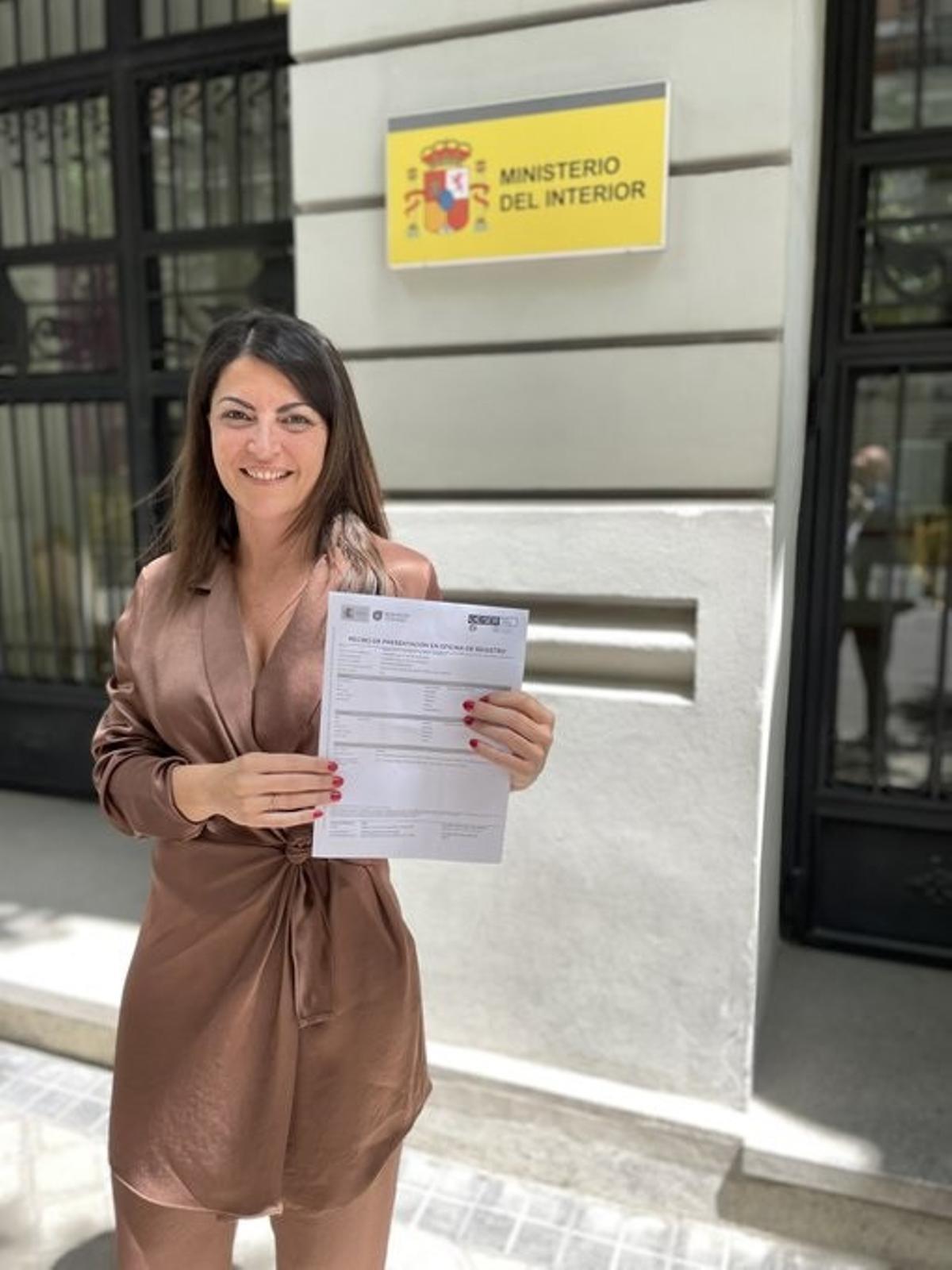 Macarena Olona muestra la copia del registro de su partido, 'Caminando Juntos'.