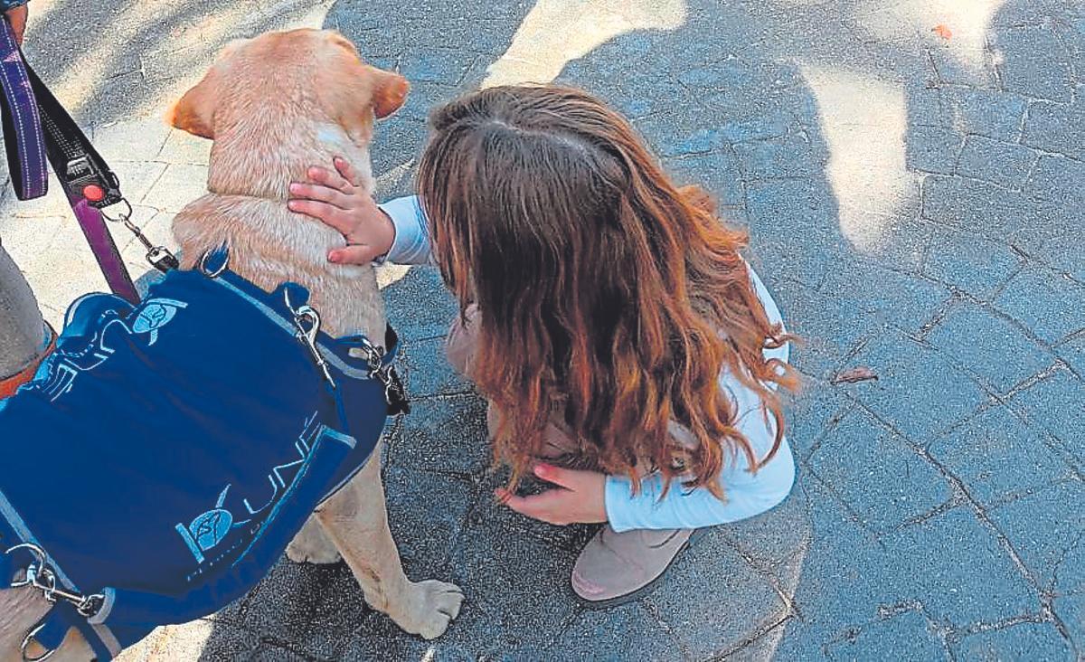 Carmen con un perro de asistencia de la Asociación Kuné.