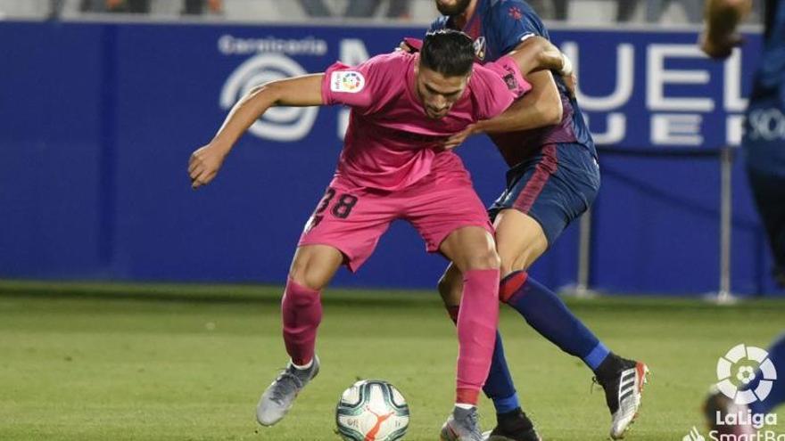 Antonín, gran novedad en el once de Víctor, disputa un balón.