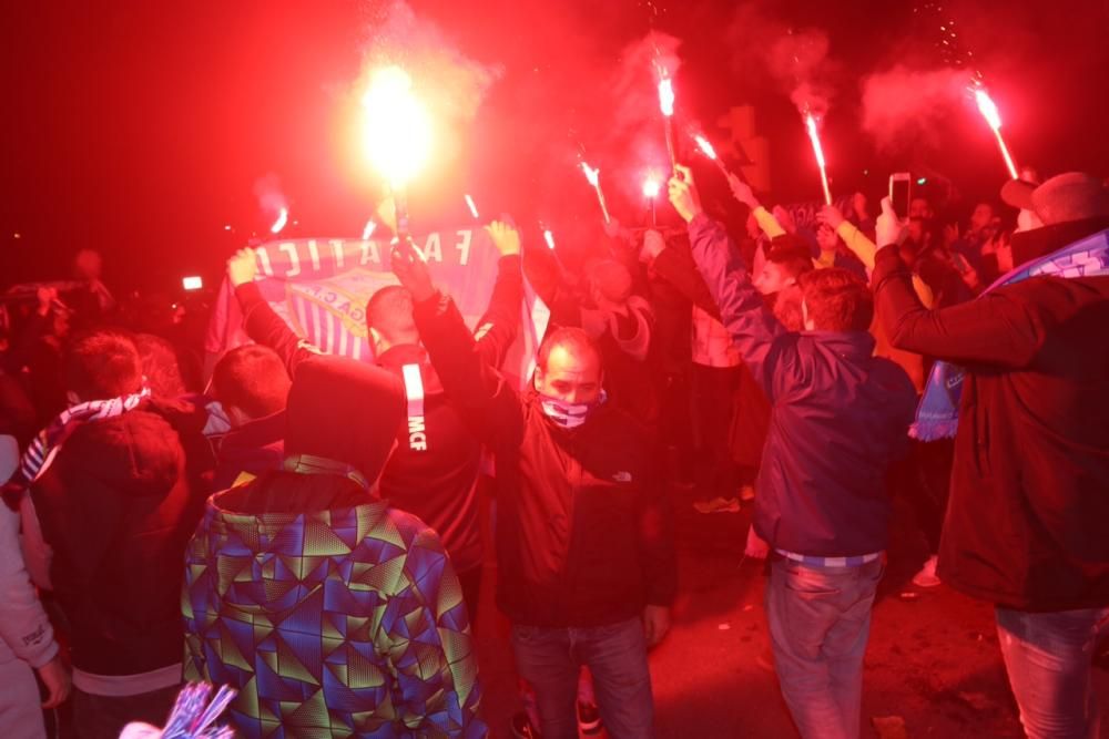 La afición blanquiazul vuelve a demostrar que está con su equipo, inmerso en la lucha por la permanencia, y anima a los jugadores en los exteriores de La Rosaleda.