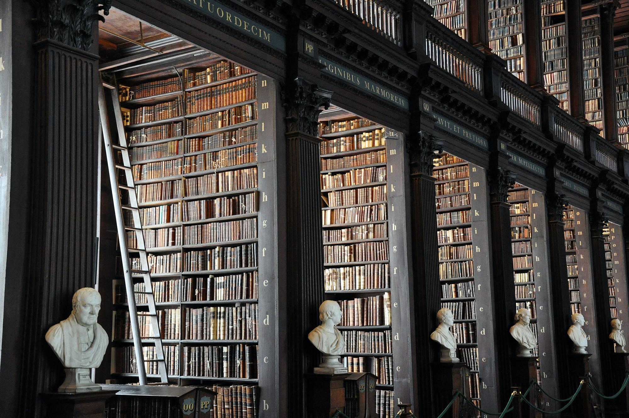 Imagen de una biblioteca en Irlanda.