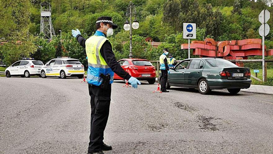 Policías locales, durante unos controles de tráfico en Langreo esta pasada primavera.