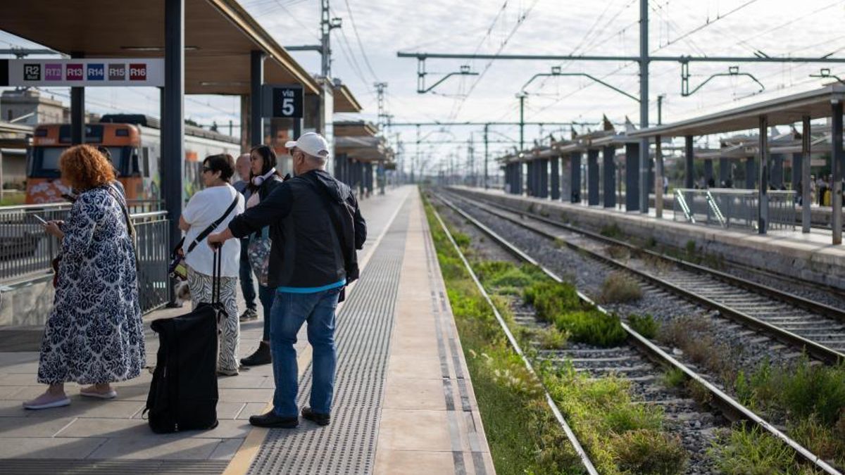 Usuarios en la estación de Sant Vicenç de Calders.