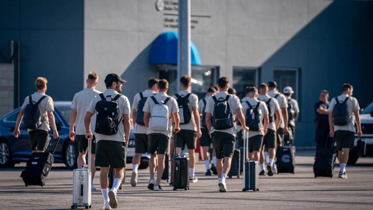 Los jugadores del Barça, a su llegada al aeropuerto de Los Ángeles.
