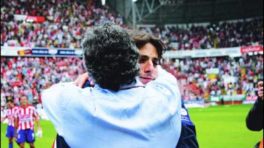Míchel se abraza a Manuel Preciado al finalizar el encuentro que enfrentó al Sporting con el Granada 74.